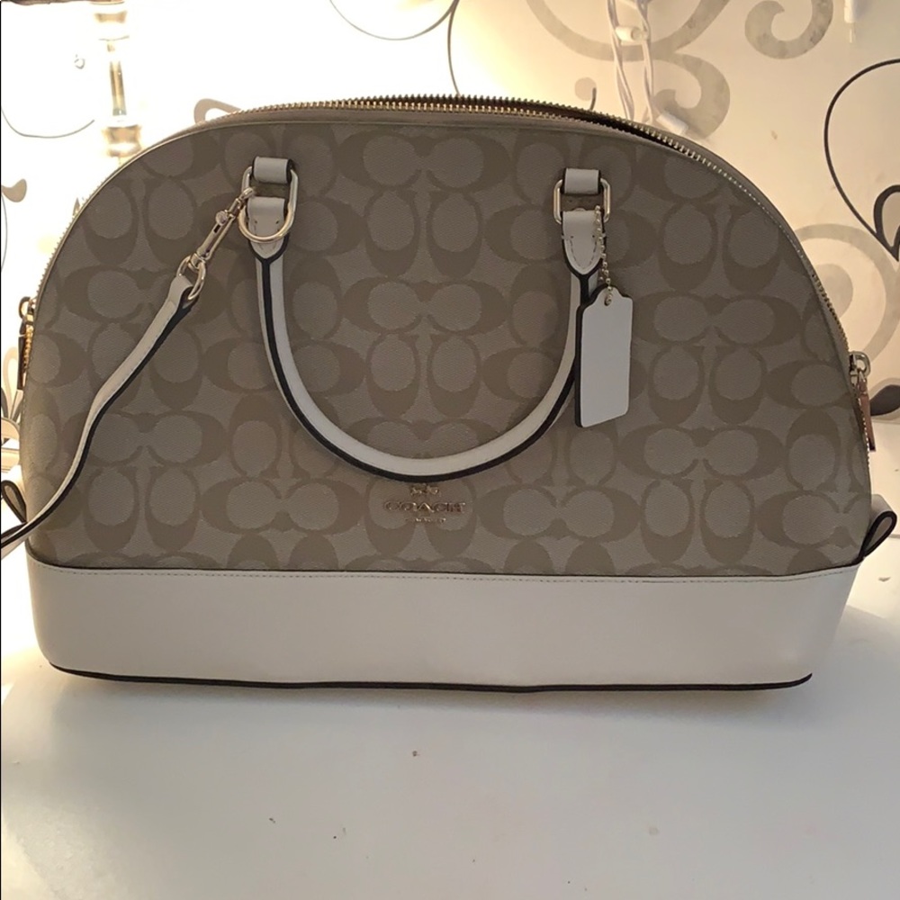 Coach purse with adjustable shoulder strap